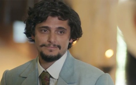 Uirapuru (Bruno Gissoni) vai enganar Mariana (Chandelly Braz) com seu discurso de poeta - Reprodução/TV Globo