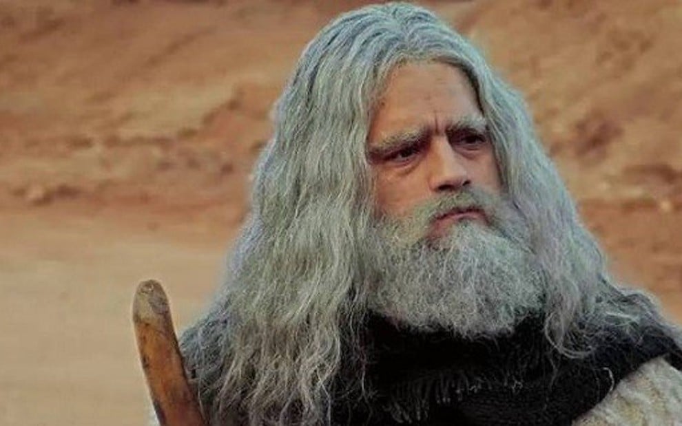 O ator Guilherme Winter, com barba e peruca postiças, não convence 40 anos mais velho - Reprodução/Record