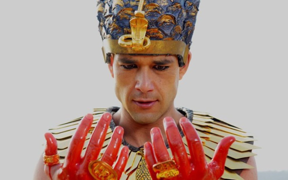 Sergio Marone em cena de Os Dez Mandamentos em que o faraó vê o rio Nilo virar sangue - Divulgação/Record