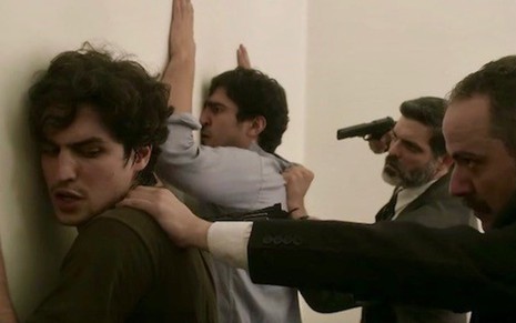 Gustavo (Gabriel Leone) e Renato (Renato Góes) serão presos no capítulo de sexta (28) - Reprodução/TV Globo