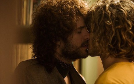 Leon (Maurício Destri) e Rudá (Konstantinos Sarris) em cena de beijo que vai ar hoje (25) - Raphael Dias/TV Globo