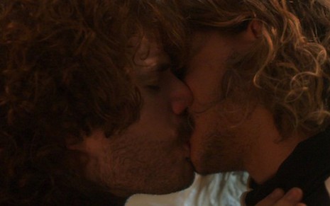 Leon (Maurício Destri) e Rudá (Konstantinos Sarris) em cena de beijo que vai ar hoje (10) - Reprodução/TV Globo