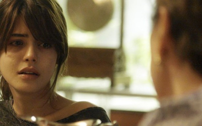 Nanda (Julia Dalavia) em cena de Os Dias Eram Assim; personagem sofrerá ao revelar doença - Reprodução/TV Globo