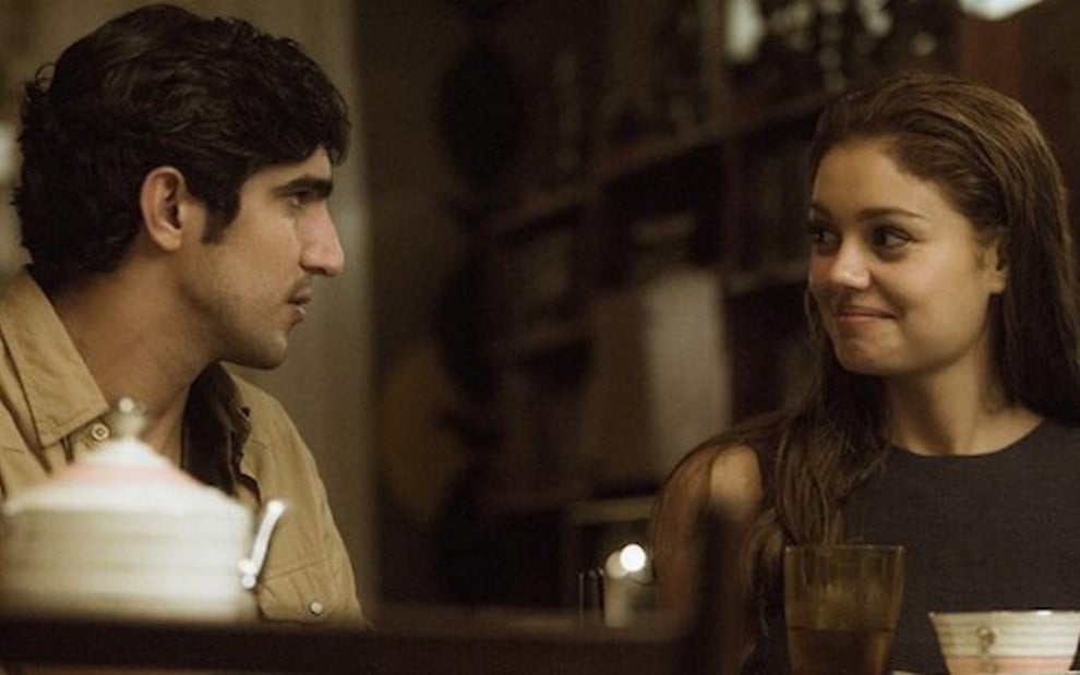 Renato (Renato Goés) e Alice (Sophie Charlotte) jovens na primeira fase da trama - Reprodução/TV Globo