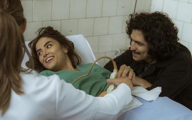 Rimena (Maria Casadevall) e Gustavo (Gabriel Leone) em cena de Os Dias Eram Assim - Reprodução/TV Globo