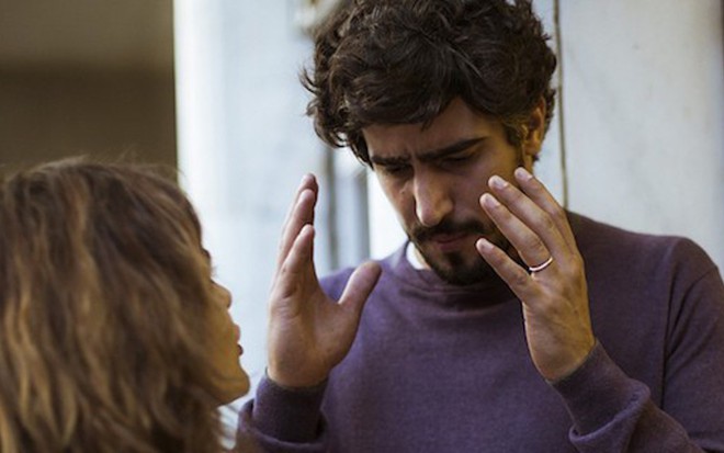 Rimena (Maria Casadevall) e Renato (Renato Góes) em cena: médico descobrirá traição - Raphael Dias/TV Globo