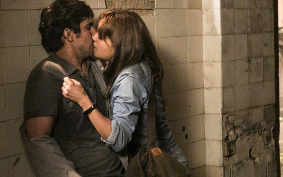 Sophie Charlotte e Renato Góes se beijam em Os Dias Eram Assim, que estreia nesta segunda - Sergio Zalis/TV Globo