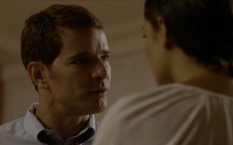 Vitor (Daniel de Oliveira) discute com Alice (Sophie Charlotte) em Os Dias Eram Assim - Reprodução/TV Globo