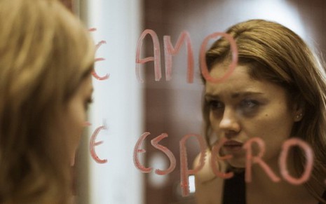 Alice (Sophie Charlotte) na cena que encontrou declaração do marido no seu espelho - Raphael Dias/TV Globo