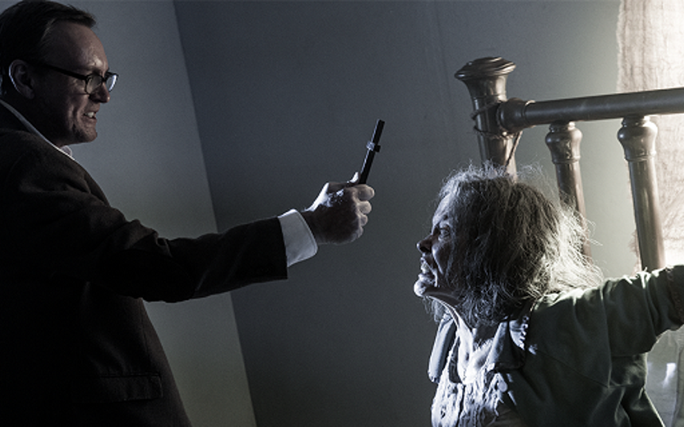 Philip Glenister e Grace Zabriskie em Outcast; série do criador de Walking Dead tem exorcismo - Divulgação/Cinemax
