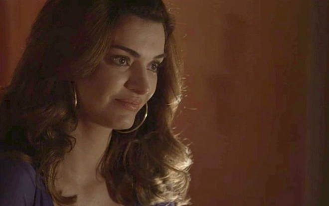 Leandra (Mayana Neiva) topará se casar com Miro (Gustavo Trestini), mas só por uma boa quantia - Reprodução/TV Globo