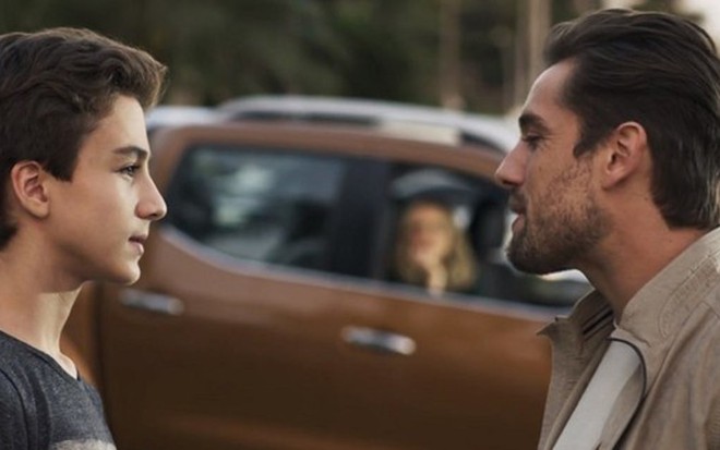 Tomaz (Vitor Figueiredo) e Renato (Rafael Cardoso) em O Outro Lado: melhor semana desde a estreia - REPRODUÇÃO/TV GLOBO