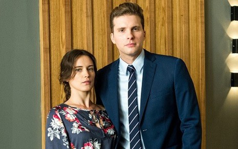 Clara (Bianca Bin) e Patrick (Thiago Fragoso) se conheceram no capítulo de ontem (7) - Raquel Cunha/TV Globo