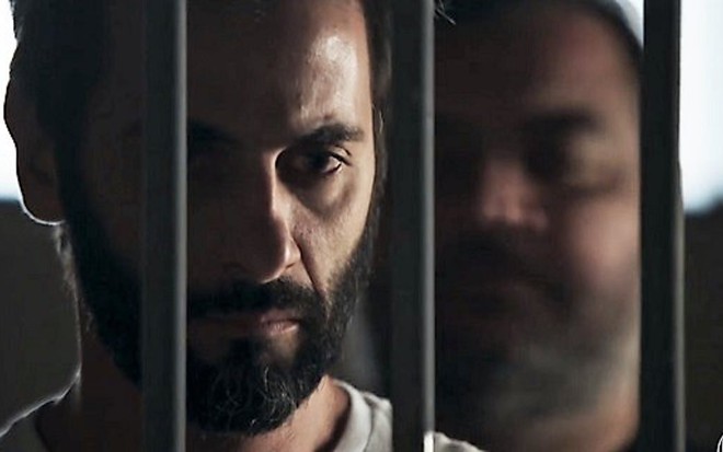 Vinícius (Flávio Tolezani) terminou o capítulo de O Outro Lado do Paraíso atrás das grades - Reprodução/TV Globo