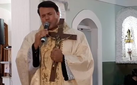 Alessandro Campos celebra missa exibida ao vivo pela Rede Brasil; ele quer que fiéis paguem seus custos - REPRODUÇÃO/YOUTUBE