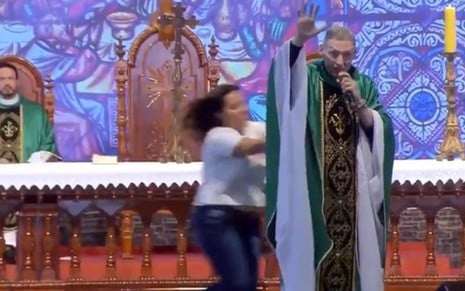 Padre Marcelo Rossi foi empurrado do palco durante uma missa na cidade de Cachoeira Paulista, em São Paulo - REPRODUÇÃO/TWITTER