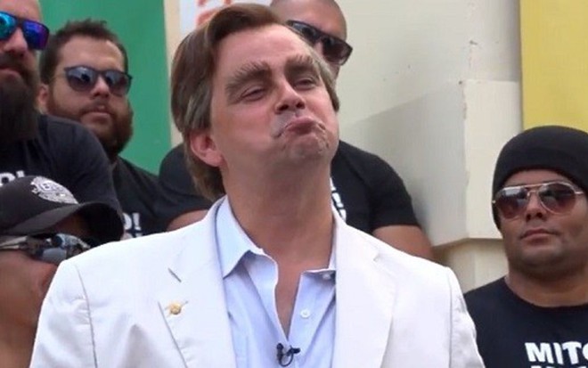Márvio Lúcio, o Carioca, imita Jair Bolsonaro durante o Pânico na Band de domingo (29) - Reprodução/Band