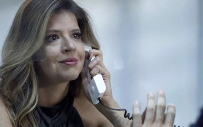 Maria Pia (Mariana Santos) corre ao presídio para ver Eric (Mateus Solano) na primeira chance - Reprodução/TV Globo