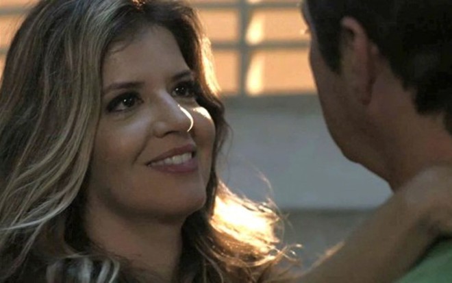 Maria Pia (Mariana Santos) abraça Malagueta (Marcelo Serrado) em visita à cadeia no Natal - Reprodução/TV Globo