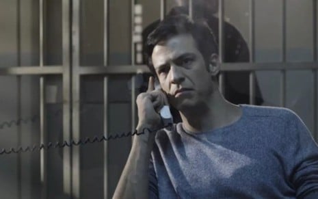 Eric (Mateus Solano) conversa com Sergio (Sérgio Menezes) na cadeia em Pega Pega - Reprodução/TV Globo