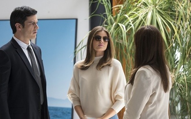 Eric (Mateus Solano), Luiza (Camila Queiroz) e Maria Pia (Mariana Santos) em Pega Pega - Divulgação/TV Globo