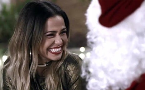 Sandra Helena (Nanda Costa) pede um namorado para o Papai Noel durante festa na vila - Fotos: Reprodução/TV Globo