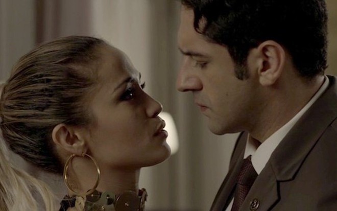Sandra Helena (Nanda Costa) e Agnaldo (João Baldasserini) em cena de Pega Pega, da Globo - Reprodução/TV Globo