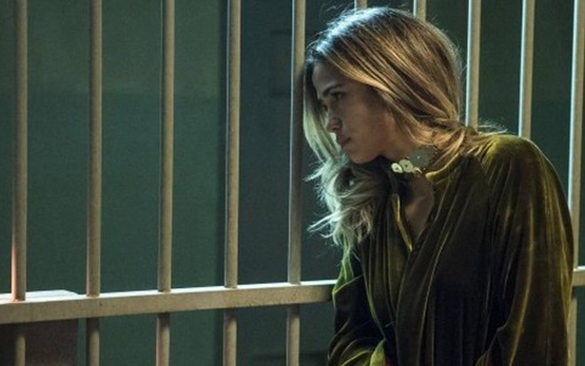 Sandra Helena (Nanda Costa) na cadeia: camareira manterá herança mesmo atrás das grades - Estevam Avellar/TV Globo