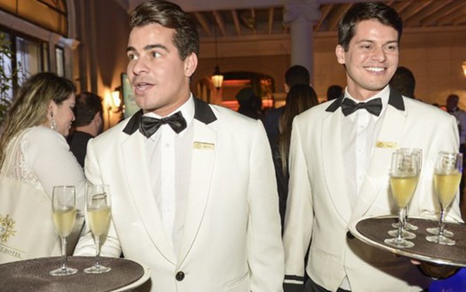 Thiago Martins e Bruno Nunes fingem ser garçons em apresentação de Pega Pega à imprensa - Fotos João Miguel Junior/TV Globo