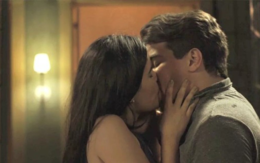 Antônia (Vanessa Giácomo) e Júlio (Thiago Martins) não resistem e se beijam no Natal - Reprodução/TV Globo