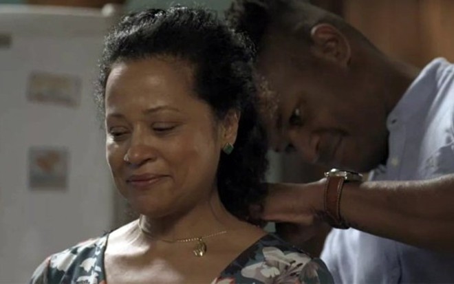 Dom (David Junior) coloca correntinha que deu para Madalena (Virgínia Rosa) no pescoço dela - Reprodução/TV Globo