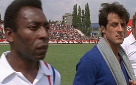 Pelé ao lado dos atores Sylvester Stallone e Michael Caine em Fuga para a Vitória, de 1981 - Reprodução/Paramount Pictures