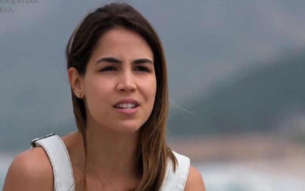 Pérola Faria sofreu acidente no mar enquanto surfava; atriz precisou levar seis pontos no rosto - REPRODUÇÃO/RECORD TV