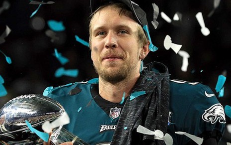 O quarterback Nick Foles com o troféu de campeão da NFL, vencido no Super Bowl exibido pela NBC neste ano - Divulgação/NFL