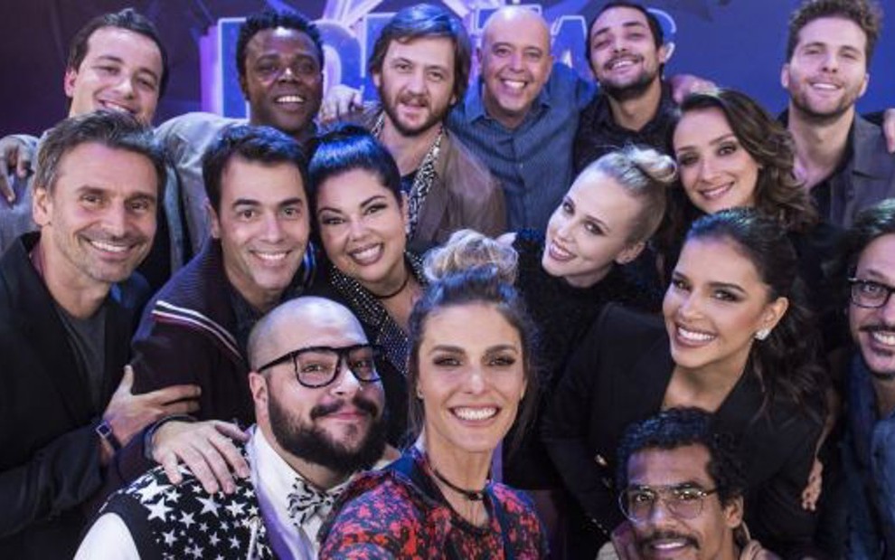 Tiago Abravanel e Fernanda Lima (à frente) posam para selfie com participantes do PopStar - Divulgação/TV Globo