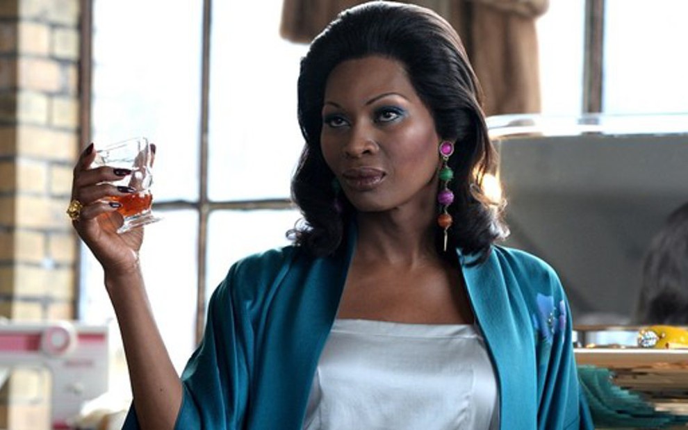 A atriz trans Dominique Jackson na primeira temporada de Pose; série está entre as melhores do ano - Imagens: Divulgação/FX