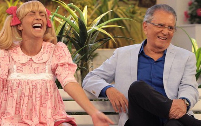 O humorista Marlei Cevada, que faz a Nina, com Carlos Alberto de Nóbrega em A Praça - Eduardo Nones/SBT