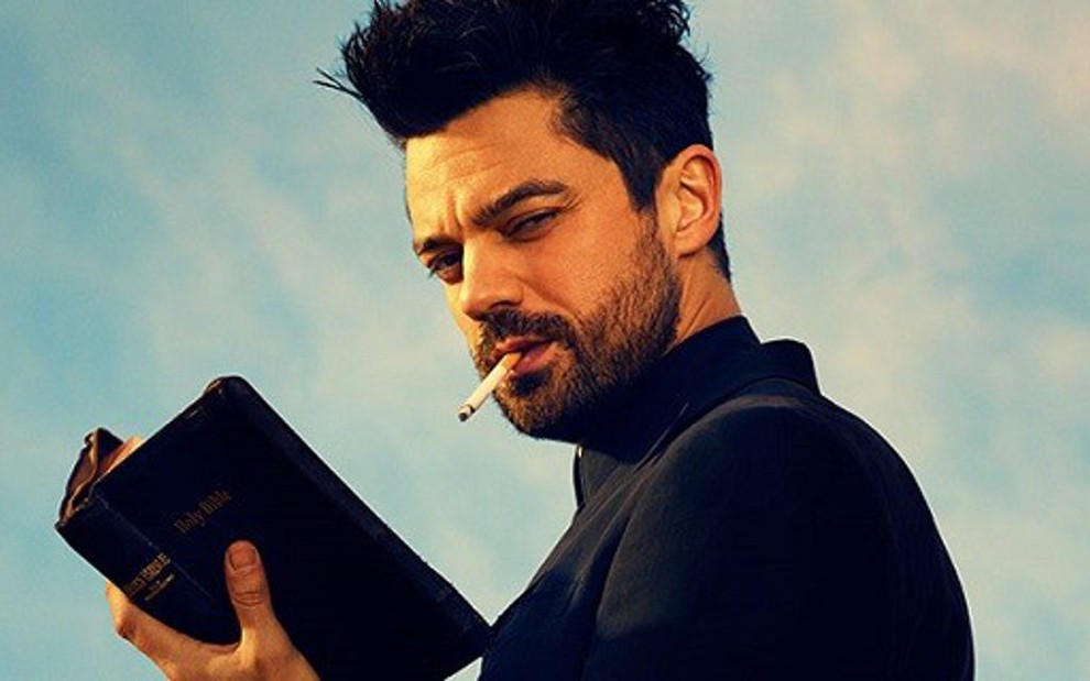 O ator Dominic Cooper na série Preacher: reverendo com cigarro na boca e Bíblia na mão - Divulgação/AMC