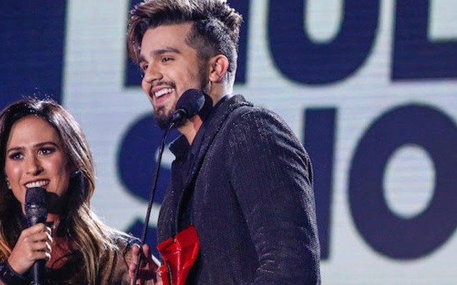 A apresentadora Tatá Werneck com Luan Santana durante o Prêmio Multishow ontem (24) - Fotos Divulgação/Multishow