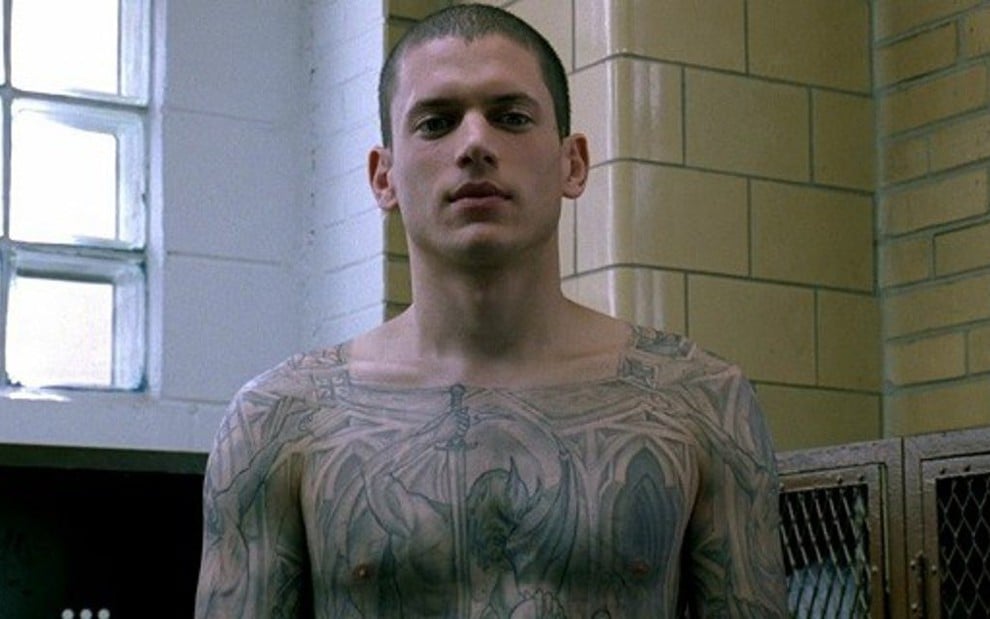 O ator Wentworth Miller exibe uma tatuagem enigmática no primeiro episódio de Prison Break - Fotos: Reprodução/Fox