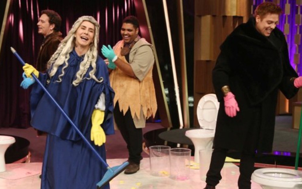 Maitê Proença se vestiu como Daenerys Targaryen para limpar privadas com Fábio Porchat - Fotos: Antonio Chahestian/RecordTV