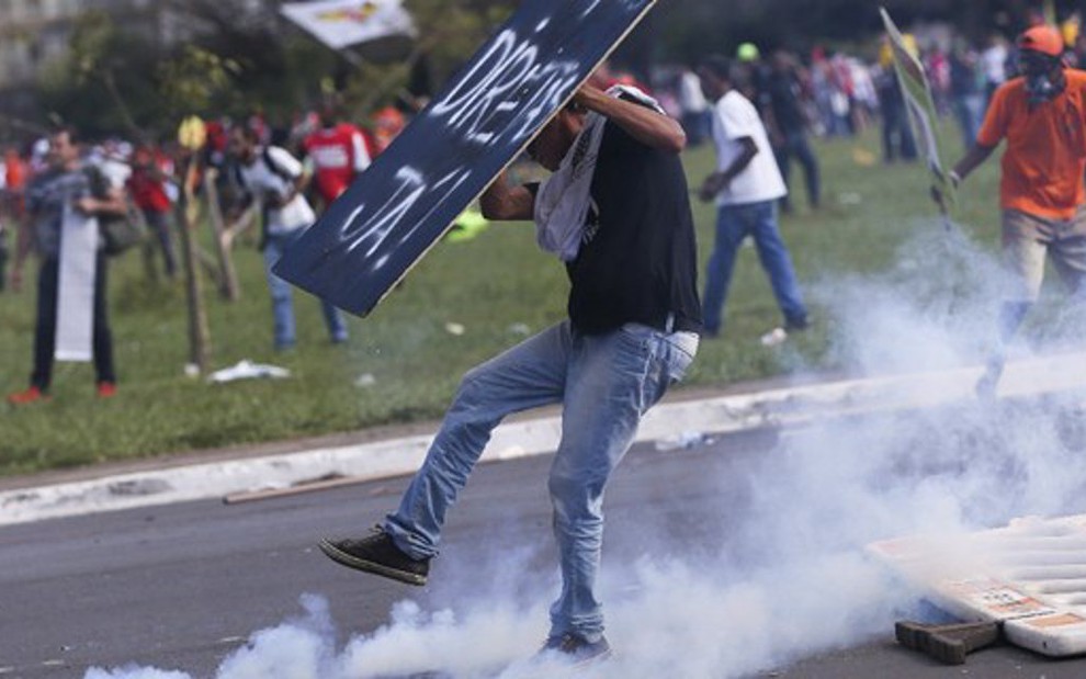 Manifestante pede Diretas Já durante protesto que acabou em tumulto na quarta, em Brasília - Marcelo Camargo/Agência Brasil