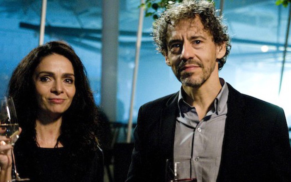 Cláudia Ohana (Valentina) e Emílio de Mello (Carlo) protagonizam a série Psi, da HBO  - Divulgação