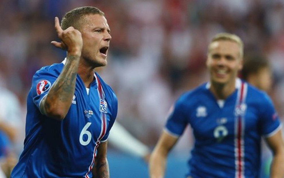 O islandês Ragnar Sigurdsson comemora gol contra a Inglaterra, ontem (27) - Divulgação/Uefa