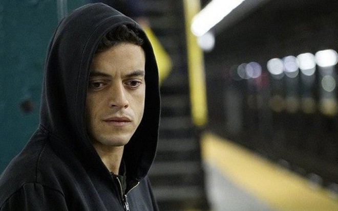O ator Rami Malek em Mr. Robot; série sensação de 2015 estreia nesta terça (24) na Record  - Divulgação/USA Network