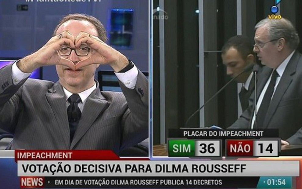 O comentarista Reinaldo Azevedo desenha coração durante discurso de senador, à 1h54 - Reprodução/RedeTV!