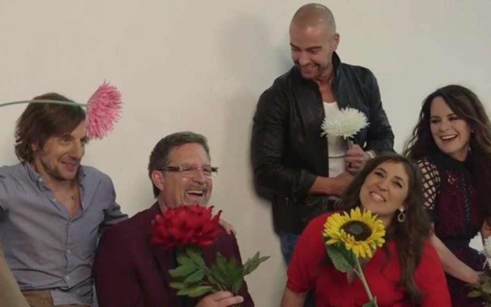 Elenco de Blossom, com Mayim Bialik de vermelho, posa para fotos em reunião após 22 anos - Reprodução/People TV