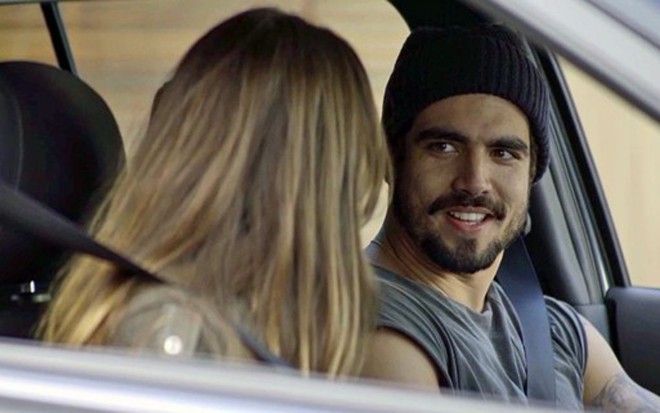 Rock (Caio Castro) sairá de carro com Fabiana (Nathalia Dill) e irá direto para um motel em A Dona do Pedaço - Fotos: Reprodução/TV Globo