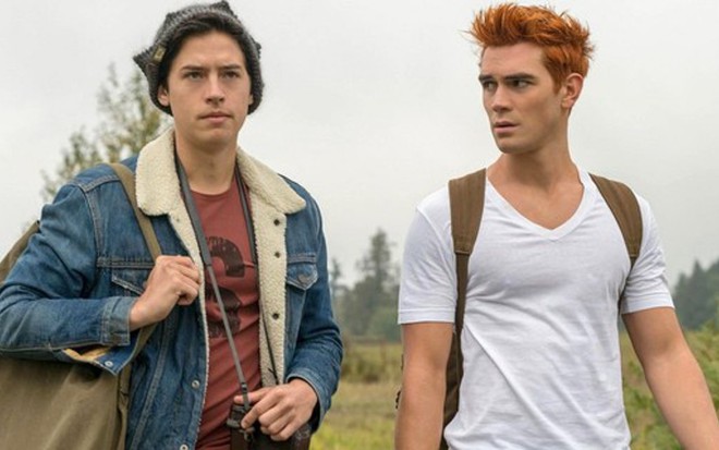 Os atores Cole Sprouse e KJ Apa em cena da terceira temporada de Riverdale; série foi renovada  - Divulgação/The CW