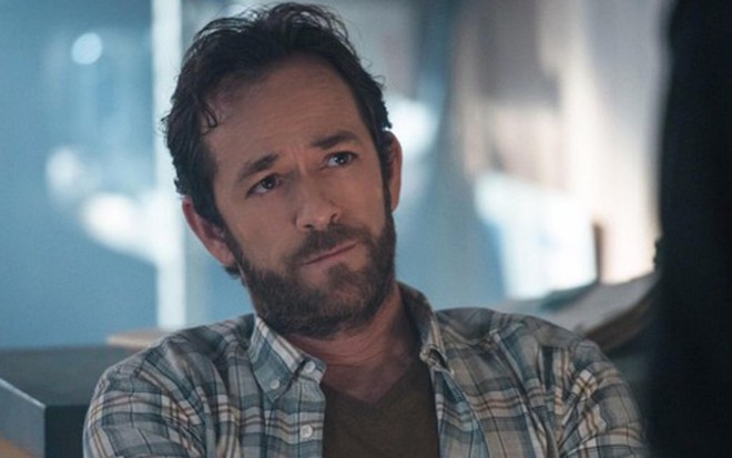 Luke Perry em cena da série Riverdale; ator americano morreu cinco dias após sofrer um AVC - Divulgação